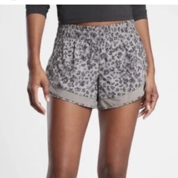 Athleta Athleta Shorts Womens Athleta
Weekender Run Shorts Sz Small EUC Cheetah - Picture 1 of 4